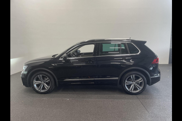 Volkswagen Tiguan 1.5 TSI 150pk DSG R-Line Platinum Panoramadak Navigatie Apple Carplay/Android Auto Camera Parkeersensoren Adaptive Cruise Control Leder Memory stoelen Stoelverwarming Elektrische achterklep Climate Control Virtual Cockpit Volkswagen Tiguan 1.5 TSI 150pk DSG R-Line Platinum Panoramadak Navigatie Apple Carplay/Android Auto Camera Parkeersensoren Adaptive Cruise Control Leder Memory stoelen Stoelverwarming Elektrische achterklep Climate Control Virtual Cockpit