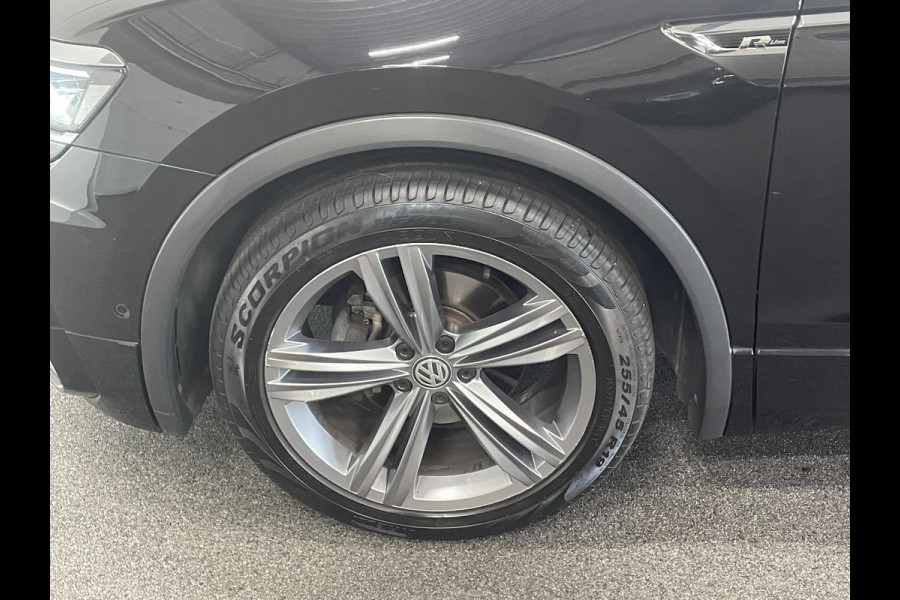 Volkswagen Tiguan 1.5 TSI 150pk DSG R-Line Platinum Panoramadak Navigatie Apple Carplay/Android Auto Camera Parkeersensoren Adaptive Cruise Control Leder Memory stoelen Stoelverwarming Elektrische achterklep Climate Control Virtual Cockpit Volkswagen Tiguan 1.5 TSI 150pk DSG R-Line Platinum Panoramadak Navigatie Apple Carplay/Android Auto Camera Parkeersensoren Adaptive Cruise Control Leder Memory stoelen Stoelverwarming Elektrische achterklep Climate Control Virtual Cockpit