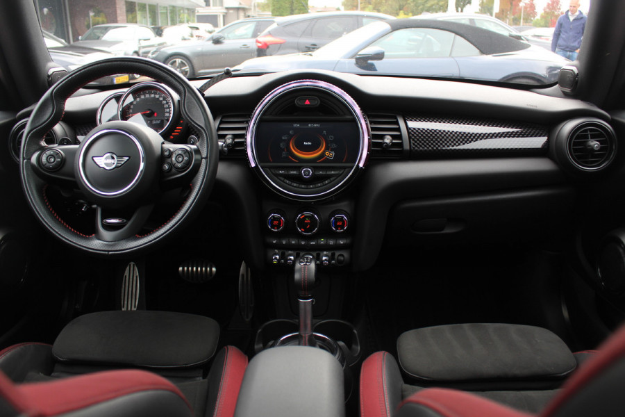 MINI Mini 2.0 John Cooper Works Chili / Panoramadak / JCW Stoelen / 18'' / Harman Kardon / Groot Navi. / Parkeerhulp V+A / Stoelverwarming / Cruise Control