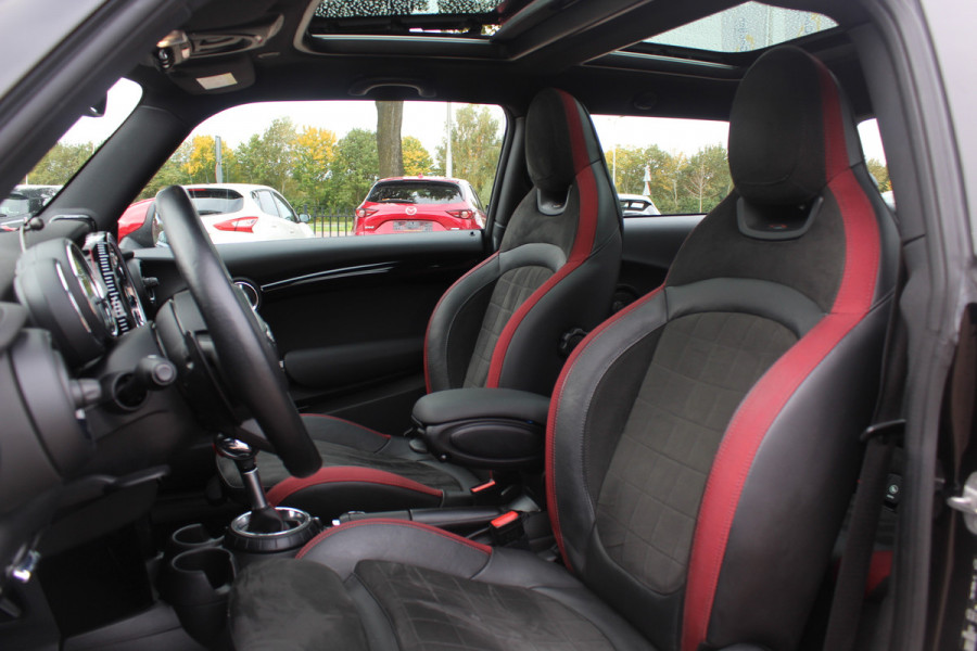 MINI Mini 2.0 John Cooper Works Chili / Panoramadak / JCW Stoelen / 18'' / Harman Kardon / Groot Navi. / Parkeerhulp V+A / Stoelverwarming / Cruise Control