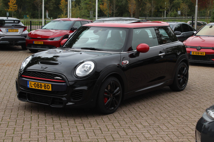 MINI Mini 2.0 John Cooper Works Chili / Panoramadak / JCW Stoelen / 18'' / Harman Kardon / Groot Navi. / Parkeerhulp V+A / Stoelverwarming / Cruise Control