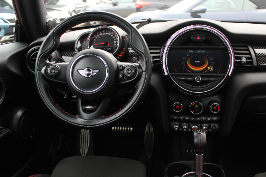MINI Mini 2.0 John Cooper Works Chili / Panoramadak / JCW Stoelen / 18'' / Harman Kardon / Groot Navi. / Parkeerhulp V+A / Stoelverwarming / Cruise Control