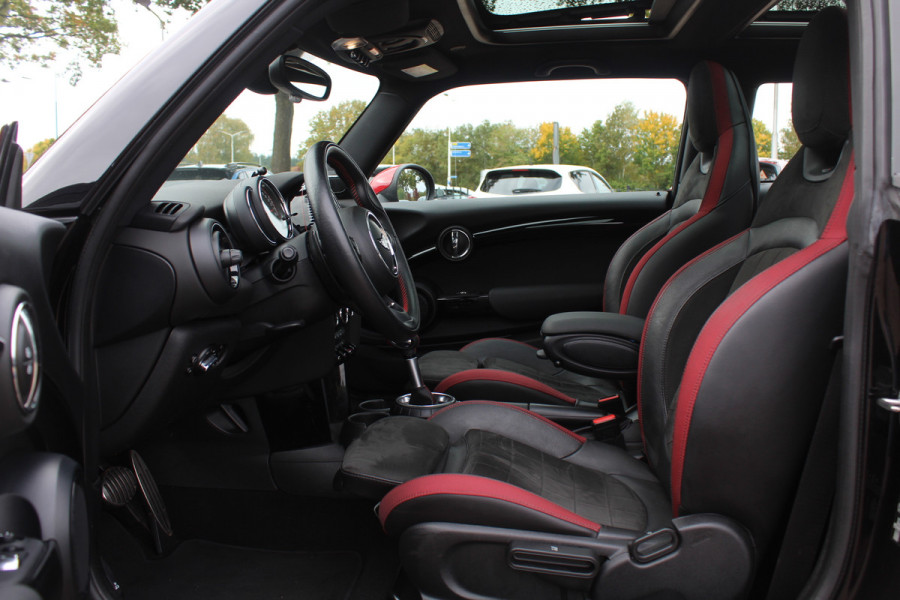MINI Mini 2.0 John Cooper Works Chili / Panoramadak / JCW Stoelen / 18'' / Harman Kardon / Groot Navi. / Parkeerhulp V+A / Stoelverwarming / Cruise Control
