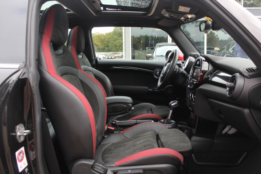 MINI Mini 2.0 John Cooper Works Chili / Panoramadak / JCW Stoelen / 18'' / Harman Kardon / Groot Navi. / Parkeerhulp V+A / Stoelverwarming / Cruise Control