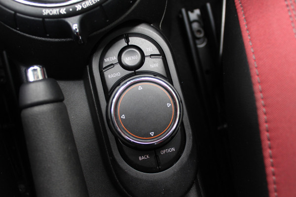 MINI Mini 2.0 John Cooper Works Chili / Panoramadak / JCW Stoelen / 18'' / Harman Kardon / Groot Navi. / Parkeerhulp V+A / Stoelverwarming / Cruise Control