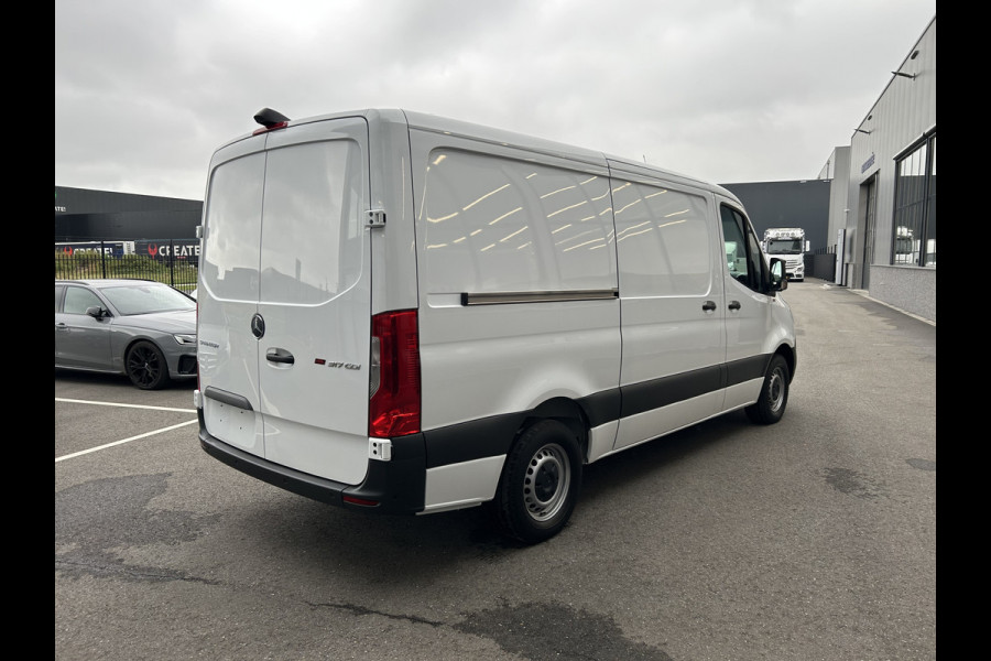 Mercedes-Benz Sprinter 317 CDI L2 H1 SORTIMO / Automaat / MBUX / Camera / Parkeersensoren / Navigatie / Airco