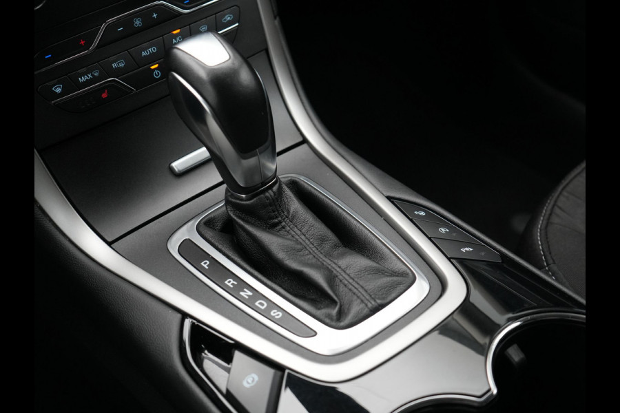 Ford Galaxy 2.0 Titanium 241pk Dealer O.H 7-Persoons Automaat | Camera | Apple Carplay | LED Koplampen | Stoelverwarming | Navigatie | 18"L.M |