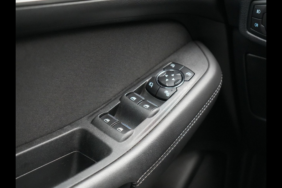 Ford Galaxy 2.0 Titanium 241pk Dealer O.H 7-Persoons Automaat | Camera | Apple Carplay | LED Koplampen | Stoelverwarming | Navigatie | 18"L.M |