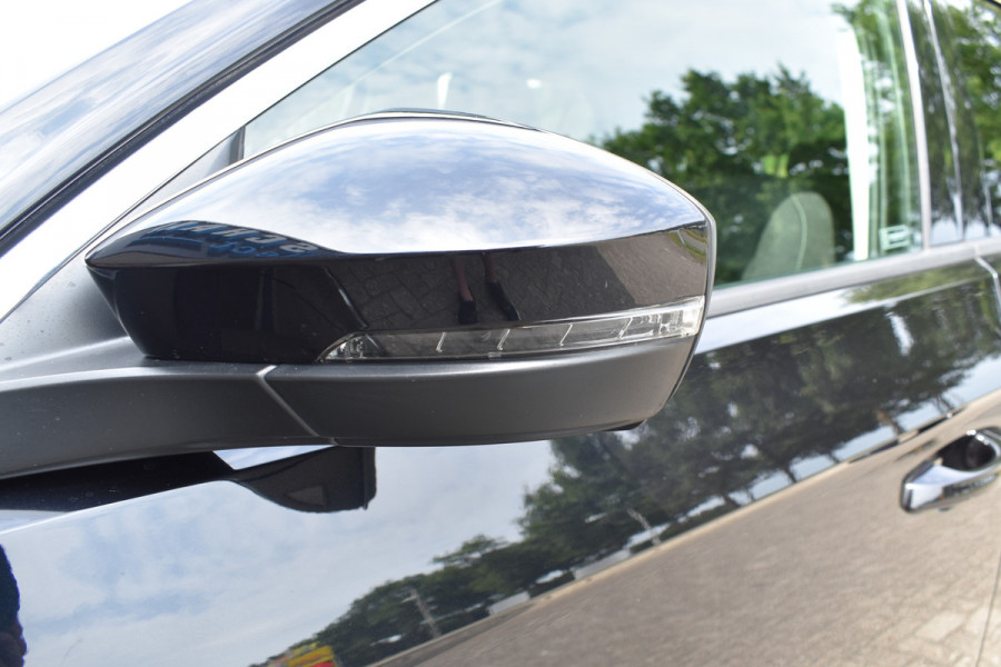 Volkswagen T-Roc 1.5 TSI Style Automaat Navigatie / Adap. Cruise / Trekhaak / Camera / PDC v+a / 17" LM