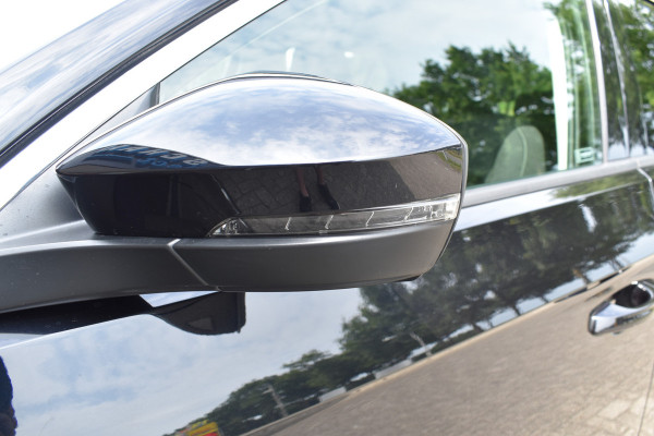 Volkswagen T-Roc 1.5 TSI Style Automaat Navigatie / Adap. Cruise / Trekhaak / Camera / PDC v+a / 17" LM