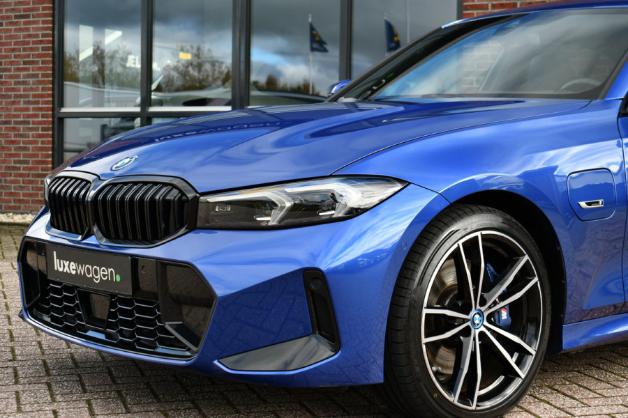BMW 3-serie 330e xDrive M-Sport Pro Pano M-zetels ACC HUD 19inch El-klep