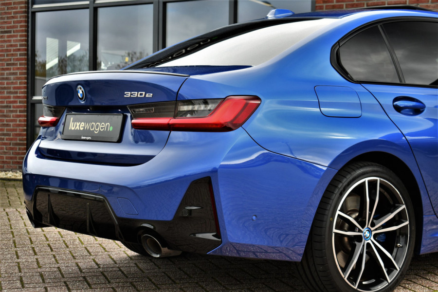 BMW 3-serie 330e xDrive M-Sport Pro Pano M-zetels ACC HUD 19inch El-klep