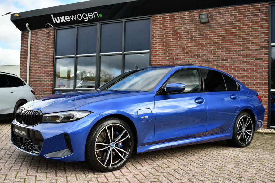 BMW 3-serie 330e xDrive M-Sport Pro Pano M-zetels ACC HUD 19inch El-klep
