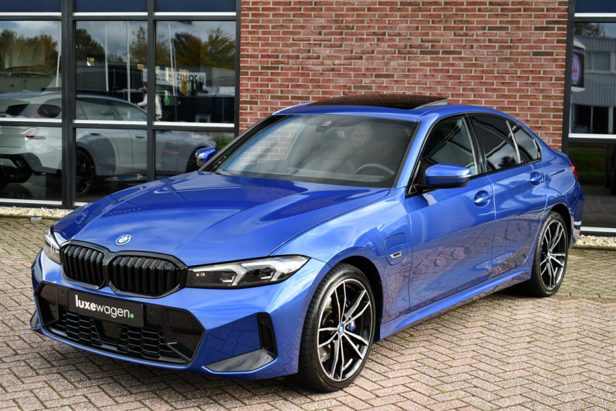 BMW 3-serie 330e xDrive M-Sport Pro Pano M-zetels ACC HUD 19inch El-klep