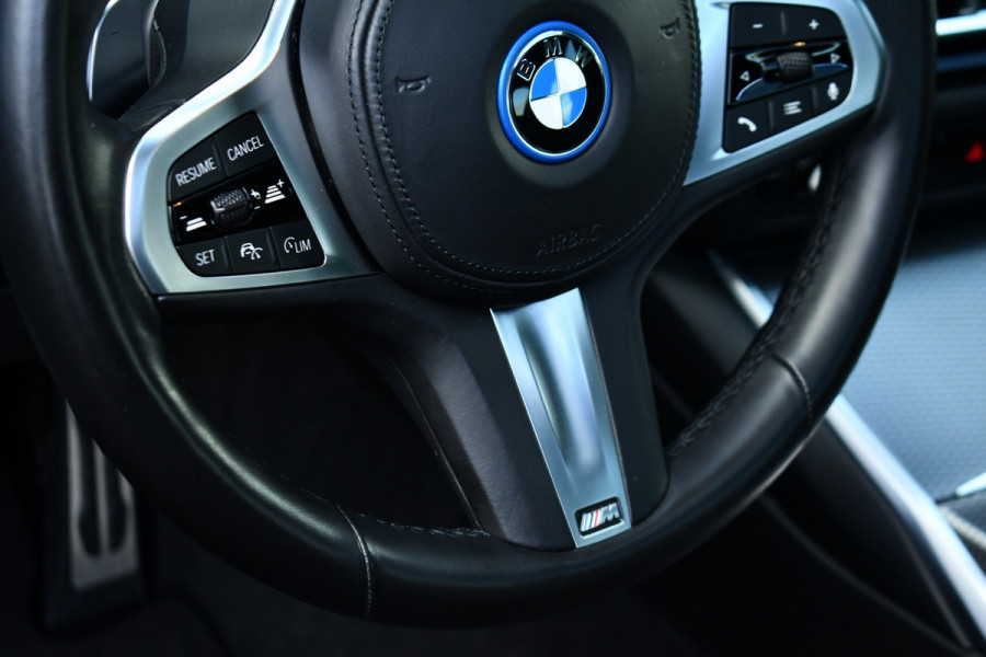 BMW 3-serie 330e xDrive M-Sport Pro Pano M-zetels ACC HUD 19inch El-klep