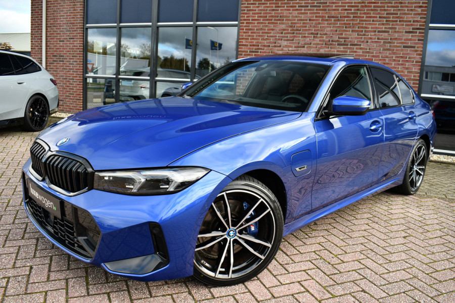 BMW 3-serie 330e xDrive M-Sport Pro Pano M-zetels ACC HUD 19inch El-klep