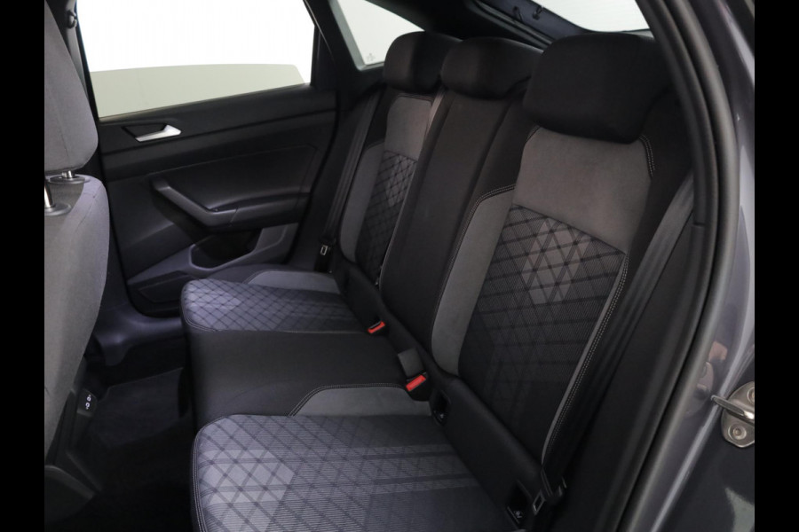 Volkswagen Taigo 1.0 TSI R-Line Edition 116 pk Automaat (DSG) | Verlengde garantie | Navigatie | Parkeersensoren | Achteruitrijcamera | Black Style pakket | Stoelverwarming | R-Line |