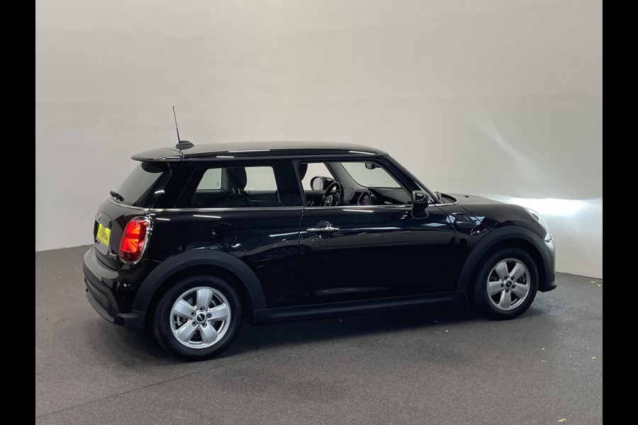 MINI Cooper 1.5 Serious Business AUT Navigatie Apple Carplay/Android Auto Parkeersensoren achter Cruise Control Virtual Cockpit Full LED Climate Control
