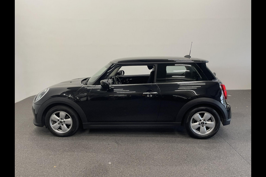 MINI Cooper 1.5 Serious Business AUT Navigatie Apple Carplay/Android Auto Parkeersensoren achter Cruise Control Virtual Cockpit Full LED Climate Control