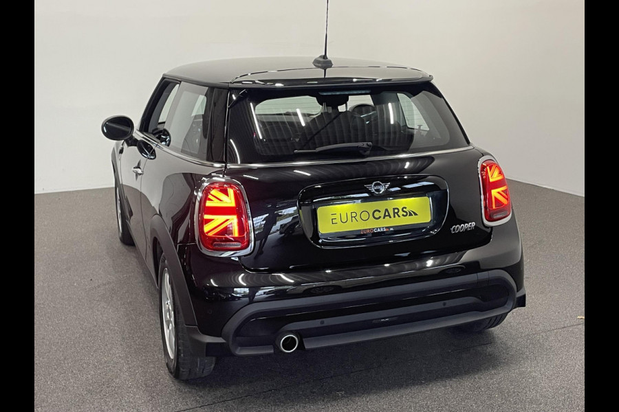 MINI Cooper 1.5 Serious Business AUT Navigatie Apple Carplay/Android Auto Parkeersensoren achter Cruise Control Virtual Cockpit Full LED Climate Control
