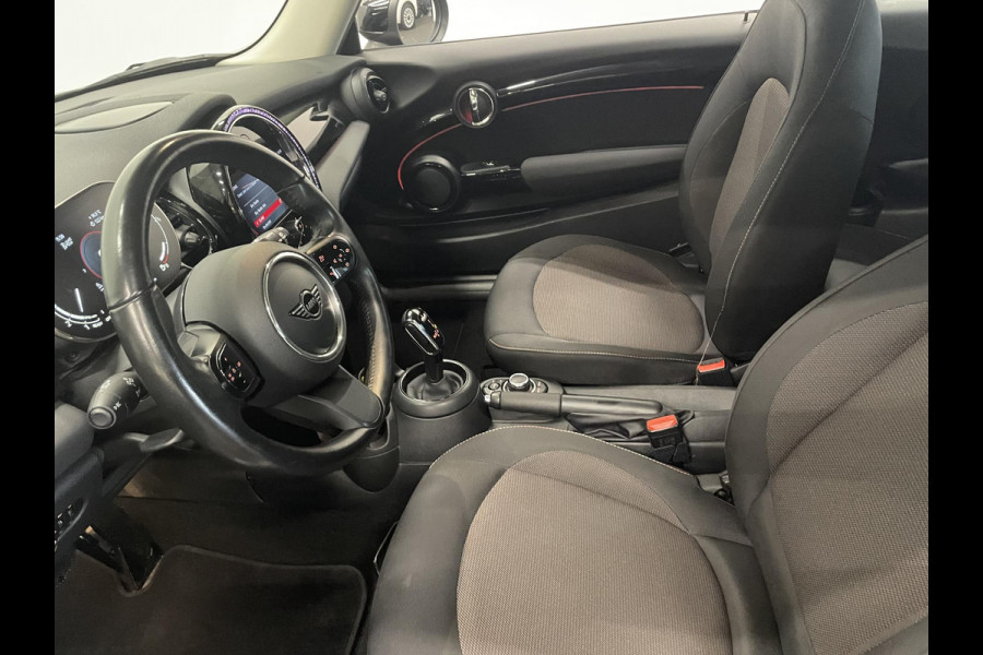 MINI Cooper 1.5 Serious Business AUT Navigatie Apple Carplay/Android Auto Parkeersensoren achter Cruise Control Virtual Cockpit Full LED Climate Control