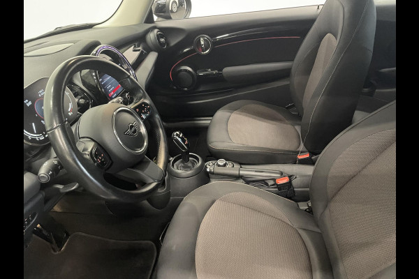MINI Cooper 1.5 Serious Business AUT Navigatie Apple Carplay/Android Auto Parkeersensoren achter Cruise Control Virtual Cockpit Full LED Climate Control