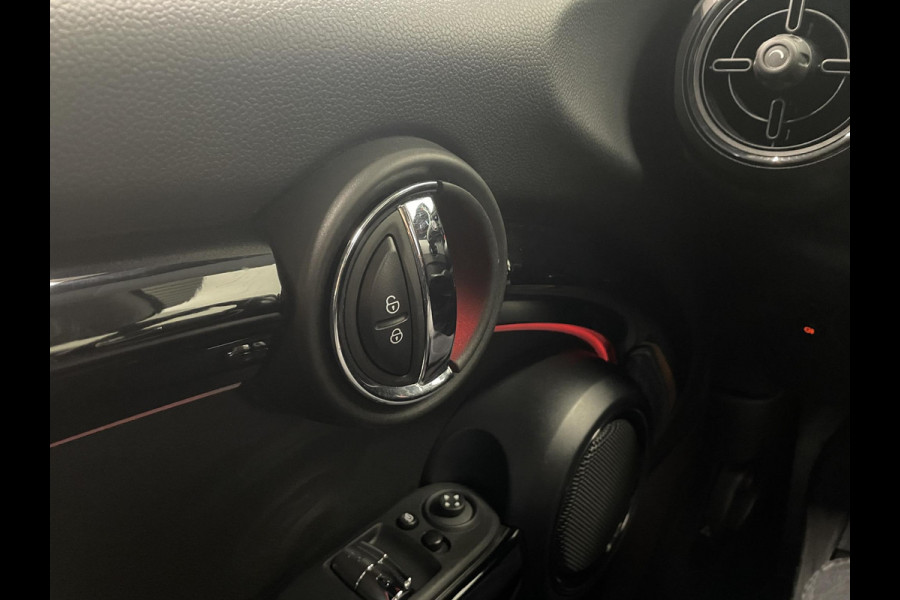 MINI Cooper 1.5 Serious Business AUT Navigatie Apple Carplay/Android Auto Parkeersensoren achter Cruise Control Virtual Cockpit Full LED Climate Control