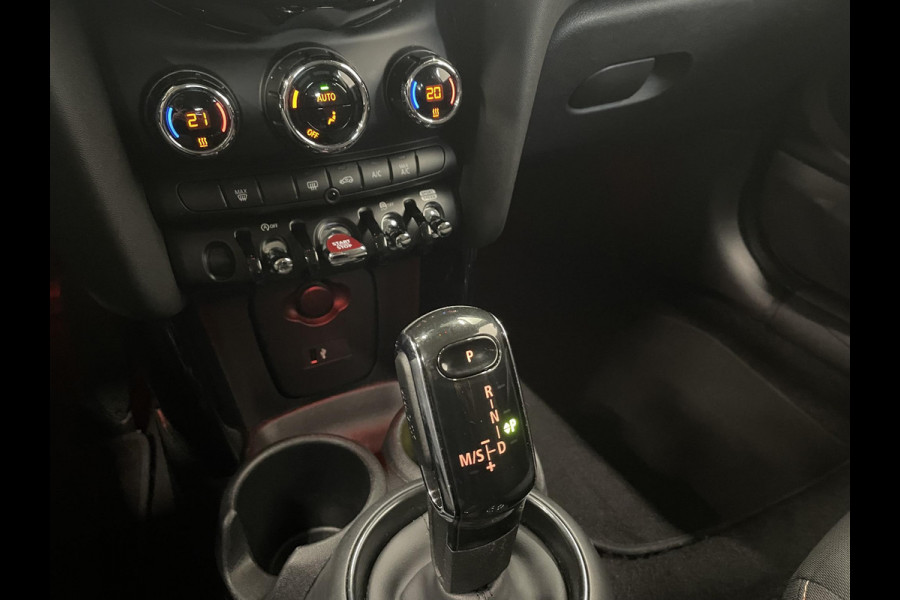 MINI Cooper 1.5 Serious Business AUT Navigatie Apple Carplay/Android Auto Parkeersensoren achter Cruise Control Virtual Cockpit Full LED Climate Control