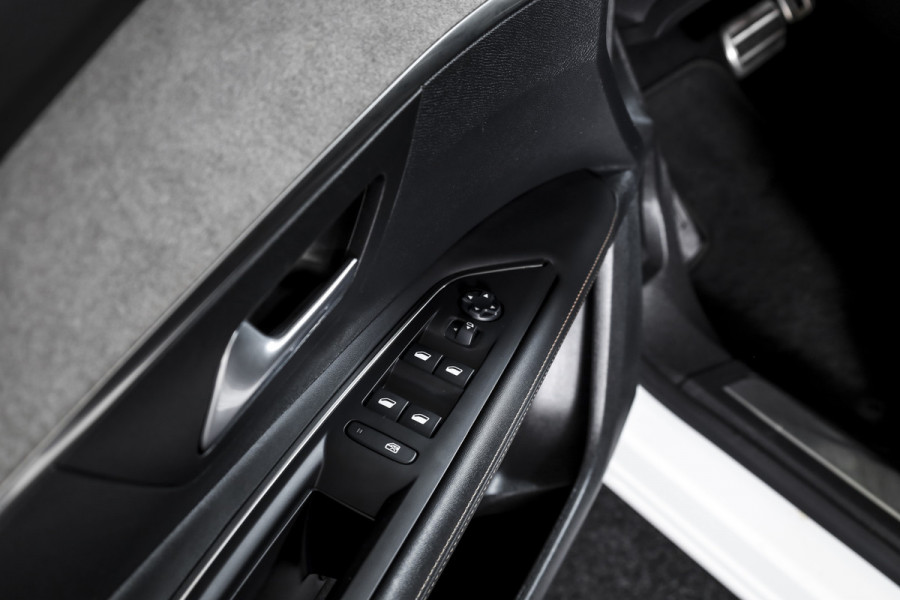 Peugeot 3008 1.6 HYbrid4 300 PK GT Orig. NL | Dig. Cockpit | Trekhaak | Cruise | PDC | Camera | NAV+App. Connect | ECC | LM 19" |