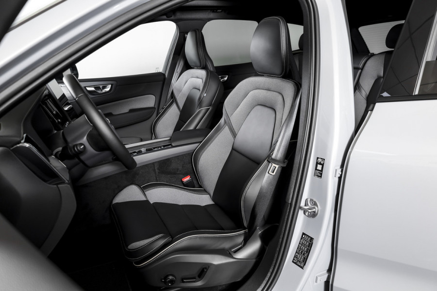 Volvo XC60 2.0 T6 Plug-in hybrid AWD Ultra Black Edition Facelift | Harmon Kardon | S/K Panodak | Dig.Cockpit | Adapt.Cruise | Stoel-+Stuurverw. | 360 Camera | NAV+App.Connect | Auto.Airco | LM 21" | 4709
