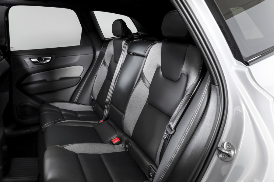 Volvo XC60 2.0 T6 Plug-in hybrid AWD Ultra Black Edition Facelift | Harmon Kardon | S/K Panodak | Dig.Cockpit | Adapt.Cruise | Stoel-+Stuurverw. | 360 Camera | NAV+App.Connect | Auto.Airco | LM 21" | 4709