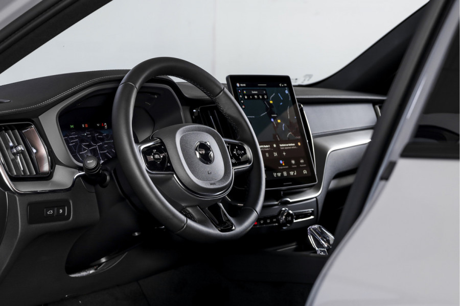 Volvo XC60 2.0 T6 Plug-in hybrid AWD Ultra Black Edition Facelift | Harmon Kardon | S/K Panodak | Dig.Cockpit | Adapt.Cruise | Stoel-+Stuurverw. | 360 Camera | NAV+App.Connect | Auto.Airco | LM 21" | 4709