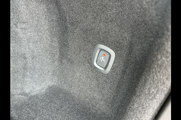 Volvo V60 2.0 B3 Momentum Advantage | R-Design | Elek. Trekhaak | Camera | Dealer onderhouden Volvo V60 2.0 B3 Momentum Advantage | R-Design | Elek. Trekhaak | Camera | Dealer onderhouden