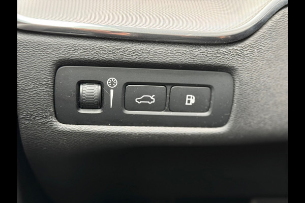 Volvo XC60 2.0 T8 Twin Engine AWD R-Design l Pano l 360 Camera l HK Audio l Trekhaak l Luchtvering l Volvo XC60 2.0 T8 Twin Engine AWD R-Design l Pano l 360 Camera l HK Audio l Trekhaak l Luchtvering l
