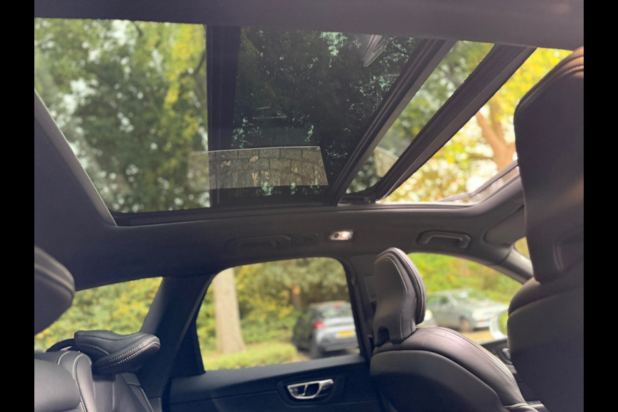 Volvo XC60 2.0 T8 Twin Engine AWD R-Design l Pano l 360 Camera l HK Audio l Trekhaak l Luchtvering l Volvo XC60 2.0 T8 Twin Engine AWD R-Design l Pano l 360 Camera l HK Audio l Trekhaak l Luchtvering l
