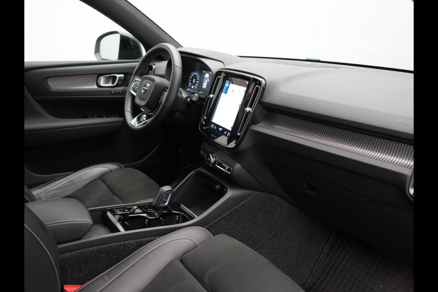 Volvo XC40 T4 Recharge R-Design Plug In Hybrid 211pk Dealer O.H PHEV | Panodak | Adaptive Cruise | 360 Camera | Alcantara Sportstoelen Memory & Verwarmd | Harman & Kardon | Apple Carplay | Stuur Verwarmd | Navigatie | Virtual | DAB |
