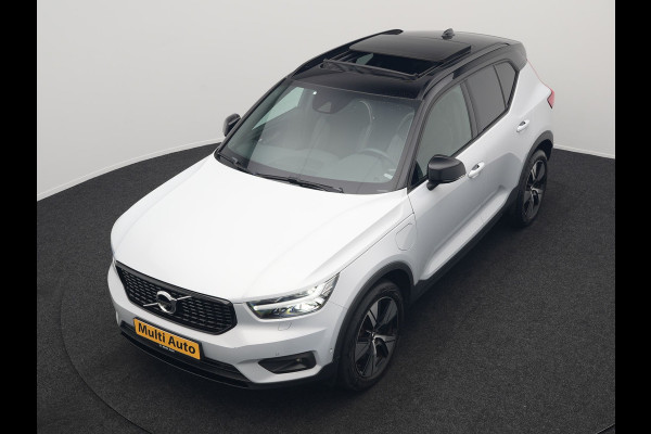 Volvo XC40 T4 Recharge R-Design Plug In Hybrid 211pk Dealer O.H PHEV | Panodak | Adaptive Cruise | 360 Camera | Alcantara Sportstoelen Memory & Verwarmd | Harman & Kardon | Apple Carplay | Stuur Verwarmd | Navigatie | Virtual | DAB |
