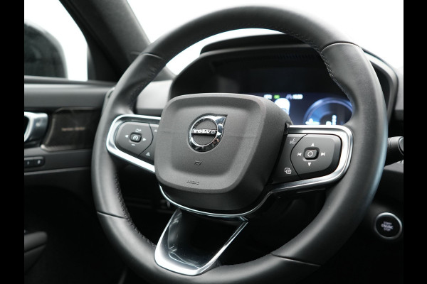 Volvo XC40 T4 Recharge R-Design Plug In Hybrid 211pk Dealer O.H PHEV | Panodak | Adaptive Cruise | 360 Camera | Alcantara Sportstoelen Memory & Verwarmd | Harman & Kardon | Apple Carplay | Stuur Verwarmd | Navigatie | Virtual | DAB |