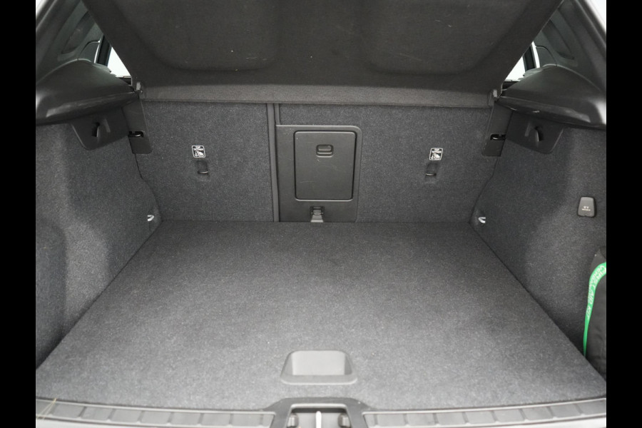Volvo XC40 T4 Recharge R-Design Plug In Hybrid 211pk Dealer O.H PHEV | Panodak | Adaptive Cruise | 360 Camera | Alcantara Sportstoelen Memory & Verwarmd | Harman & Kardon | Apple Carplay | Stuur Verwarmd | Navigatie | Virtual | DAB |