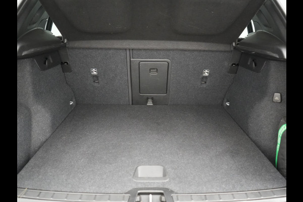Volvo XC40 T4 Recharge R-Design Plug In Hybrid 211pk Dealer O.H PHEV | Panodak | Adaptive Cruise | 360 Camera | Alcantara Sportstoelen Memory & Verwarmd | Harman & Kardon | Apple Carplay | Stuur Verwarmd | Navigatie | Virtual | DAB |