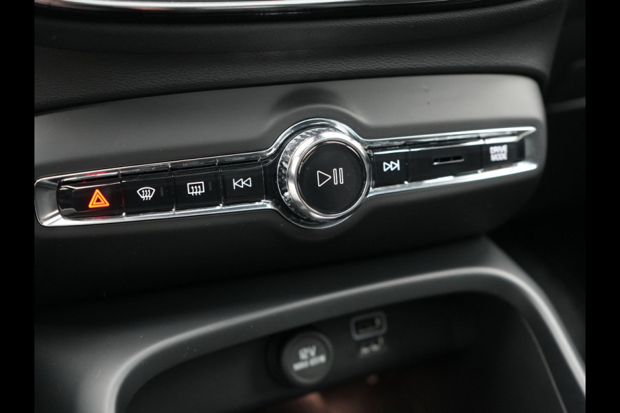 Volvo XC40 T4 Recharge R-Design Plug In Hybrid 211pk Dealer O.H PHEV | Panodak | Adaptive Cruise | 360 Camera | Alcantara Sportstoelen Memory & Verwarmd | Harman & Kardon | Apple Carplay | Stuur Verwarmd | Navigatie | Virtual | DAB |