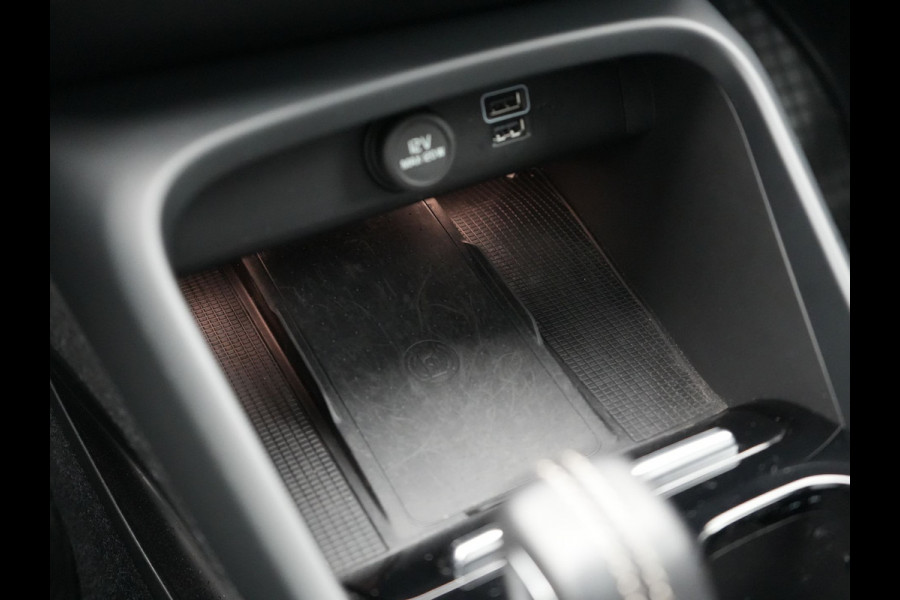 Volvo XC40 T4 Recharge R-Design Plug In Hybrid 211pk Dealer O.H PHEV | Panodak | Adaptive Cruise | 360 Camera | Alcantara Sportstoelen Memory & Verwarmd | Harman & Kardon | Apple Carplay | Stuur Verwarmd | Navigatie | Virtual | DAB |