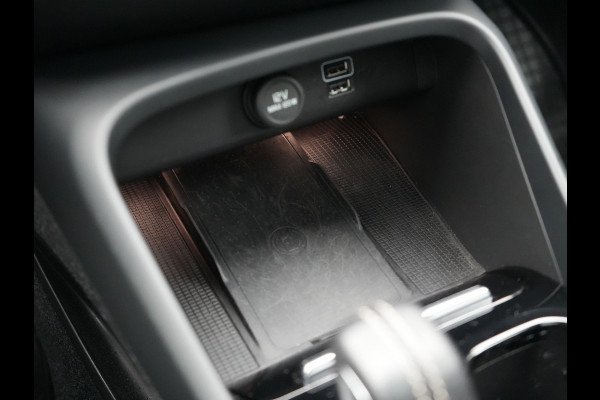 Volvo XC40 T4 Recharge R-Design Plug In Hybrid 211pk Dealer O.H PHEV | Panodak | Adaptive Cruise | 360 Camera | Alcantara Sportstoelen Memory & Verwarmd | Harman & Kardon | Apple Carplay | Stuur Verwarmd | Navigatie | Virtual | DAB |