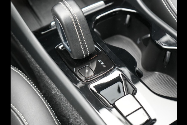 Volvo XC40 T4 Recharge R-Design Plug In Hybrid 211pk Dealer O.H PHEV | Panodak | Adaptive Cruise | 360 Camera | Alcantara Sportstoelen Memory & Verwarmd | Harman & Kardon | Apple Carplay | Stuur Verwarmd | Navigatie | Virtual | DAB |