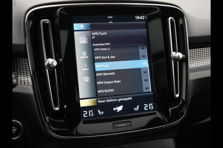 Volvo XC40 T4 Recharge R-Design Plug In Hybrid 211pk Dealer O.H PHEV | Panodak | Adaptive Cruise | 360 Camera | Alcantara Sportstoelen Memory & Verwarmd | Harman & Kardon | Apple Carplay | Stuur Verwarmd | Navigatie | Virtual | DAB |