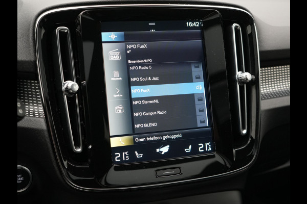 Volvo XC40 T4 Recharge R-Design Plug In Hybrid 211pk Dealer O.H PHEV | Panodak | Adaptive Cruise | 360 Camera | Alcantara Sportstoelen Memory & Verwarmd | Harman & Kardon | Apple Carplay | Stuur Verwarmd | Navigatie | Virtual | DAB |