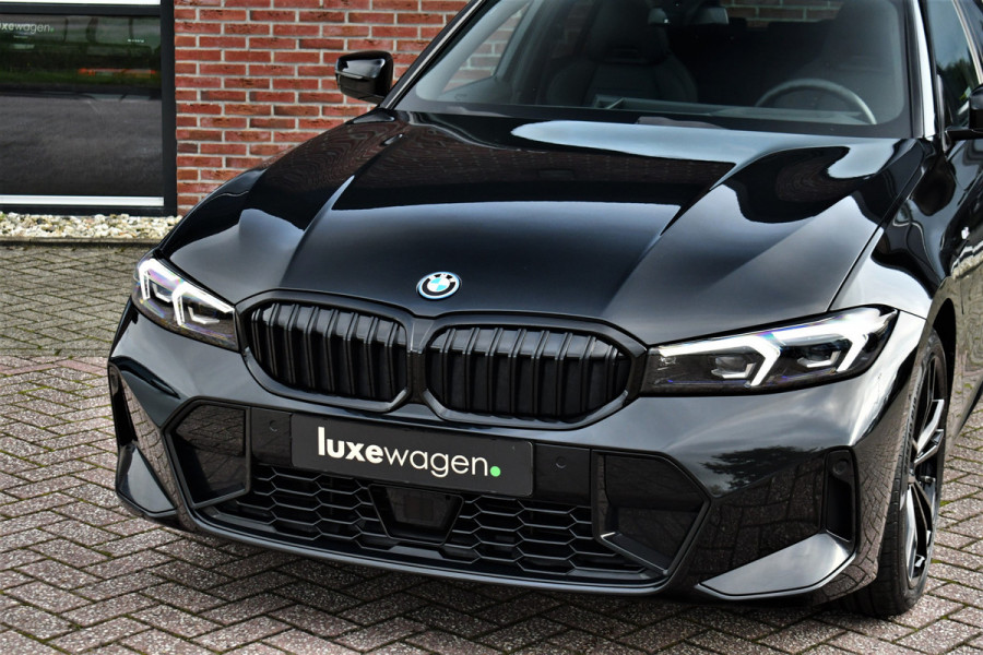 BMW 3 Serie Touring 330e xDrive M-Sport Pro Pano M-zetels ACC HUD 19inch El-klep BMW 3 Serie Touring 330e xDrive M-Sport Pro Pano M-zetels ACC HUD 19inch El-klep