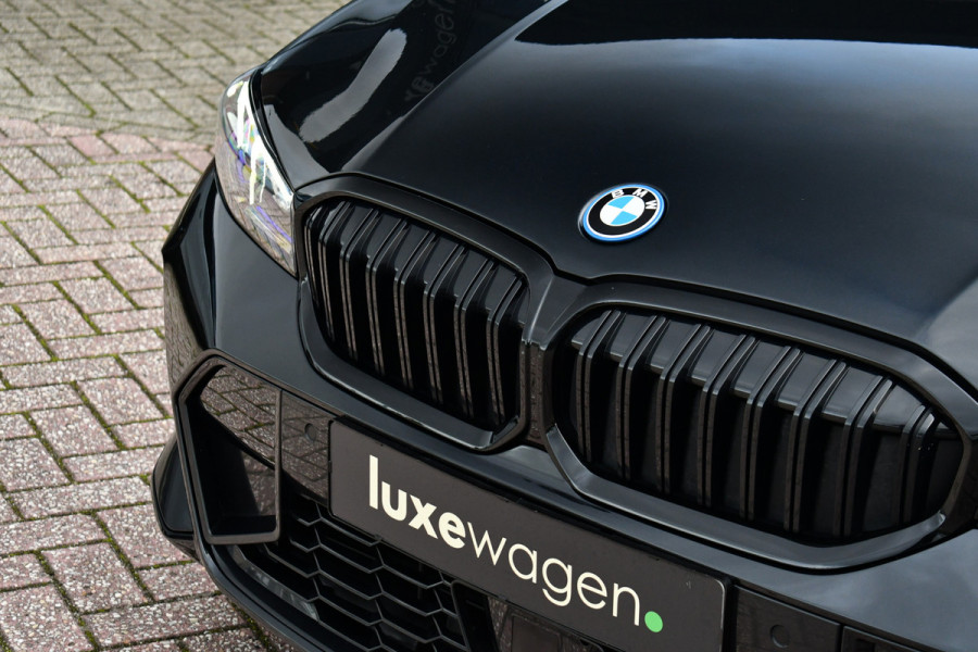 BMW 3 Serie Touring 330e xDrive M-Sport Pro Pano M-zetels ACC HUD 19inch El-klep BMW 3 Serie Touring 330e xDrive M-Sport Pro Pano M-zetels ACC HUD 19inch El-klep