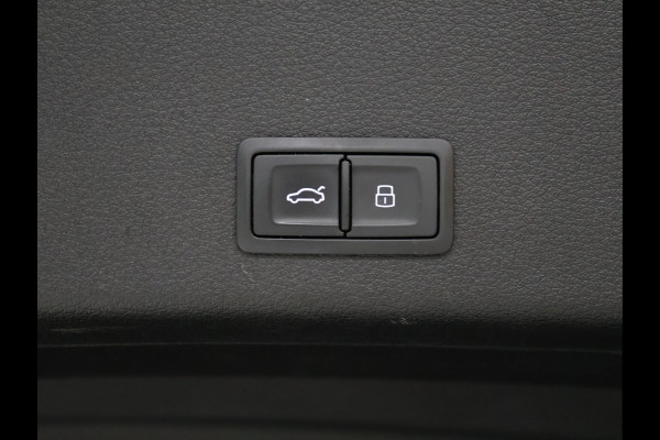 Audi e-tron e-tron 55 quattro advanced 95 kWh [TREKHAAK AFNEEMBAAR, APPLE CARPLAY, ANDROID, MEMORY SEATS, CAMERA, ADAPTIVE CRUISE, VOL LEDER, STOELVERWARMING, CLIMATE, NIEUWSTAAT]