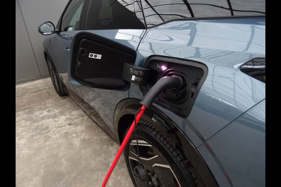 Peugeot E-3008 GT Avantage 210 73 kWh * WARMTEPOMP * 4 SEIZOENSBANDEN !! Peugeot E-3008 GT Avantage 210 73 kWh * WARMTEPOMP * 4 SEIZOENSBANDEN !!